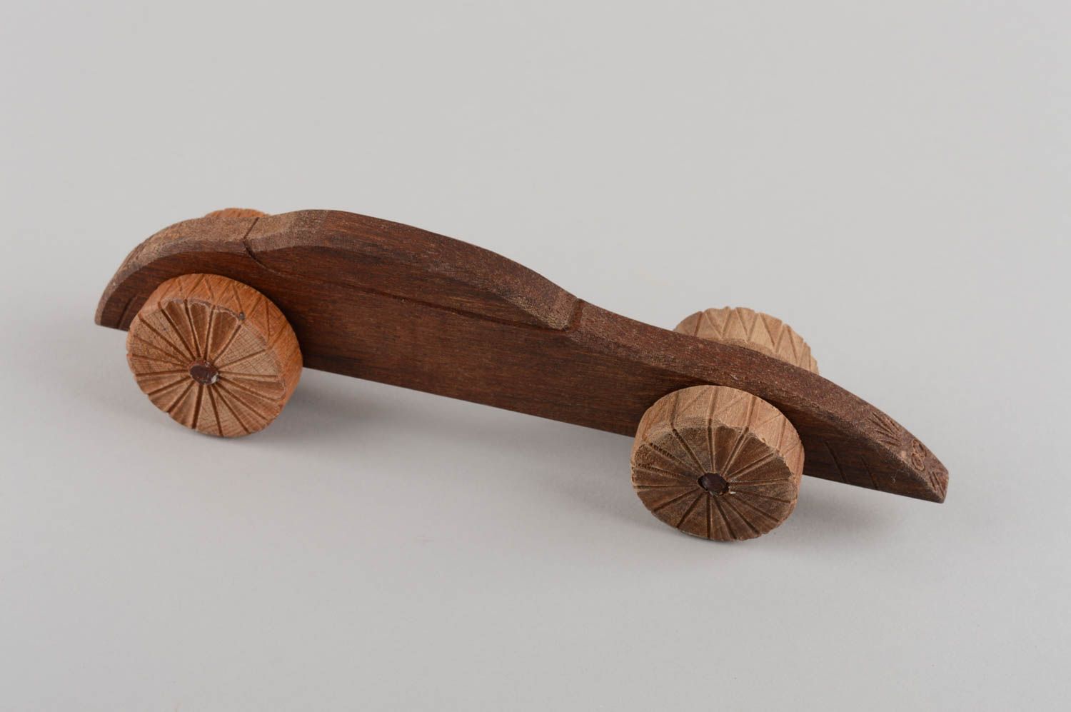 Coche de juguete de madera marrón original ecológico hecho a mano para niño foto 2