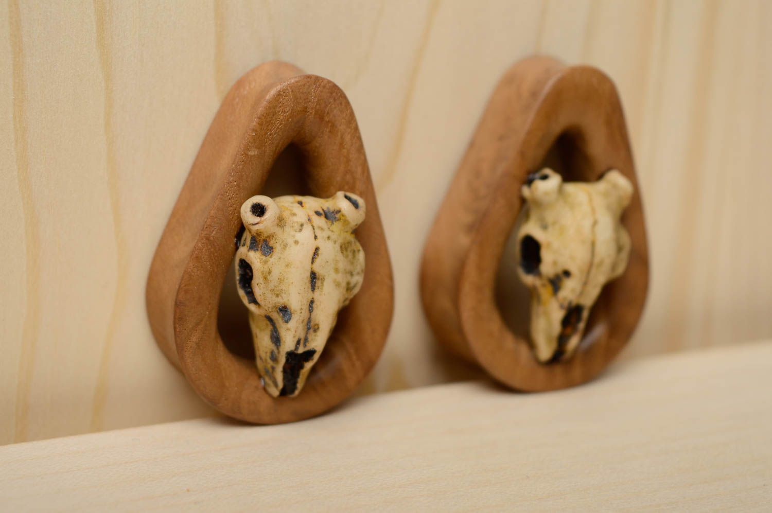 Sapele wood plug earrings decorated with skulls photo 3