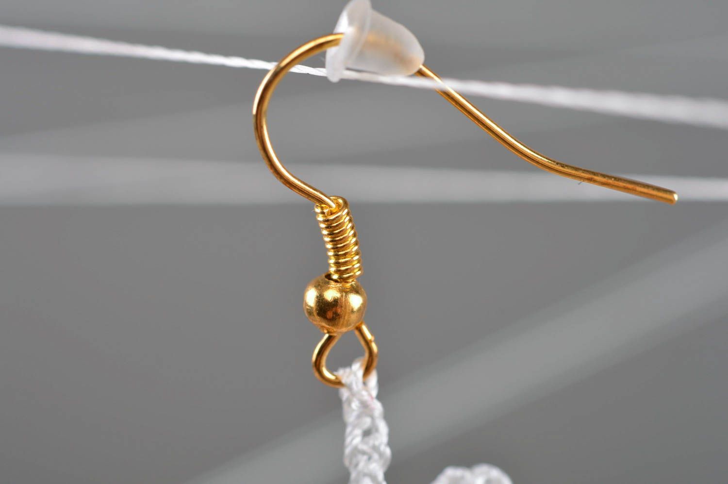 Handmade geflochtene Ohrringe aus Fäden schön gelb weiß für Frau Kamillen foto 3