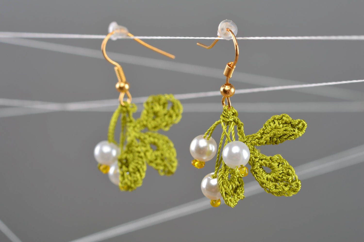 Boucles d'oreilles en perles fantaisie et fils faites main vert-blanc pendantes photo 1