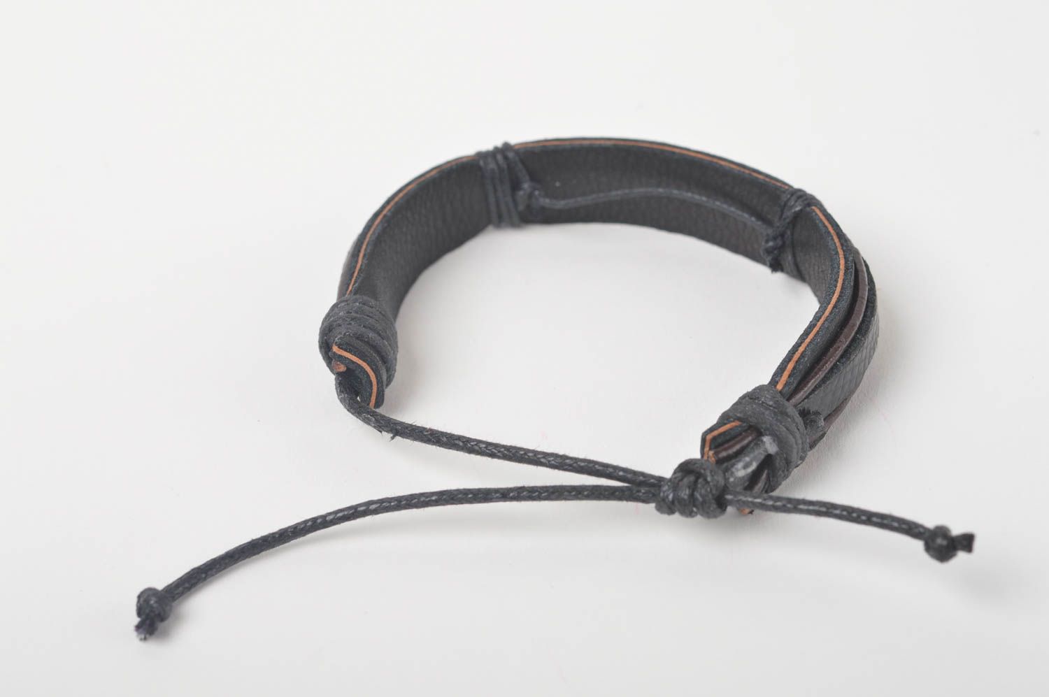 Bracelet cuir Bijoux fait main foncé avec lacets Accessoires cuir design photo 5