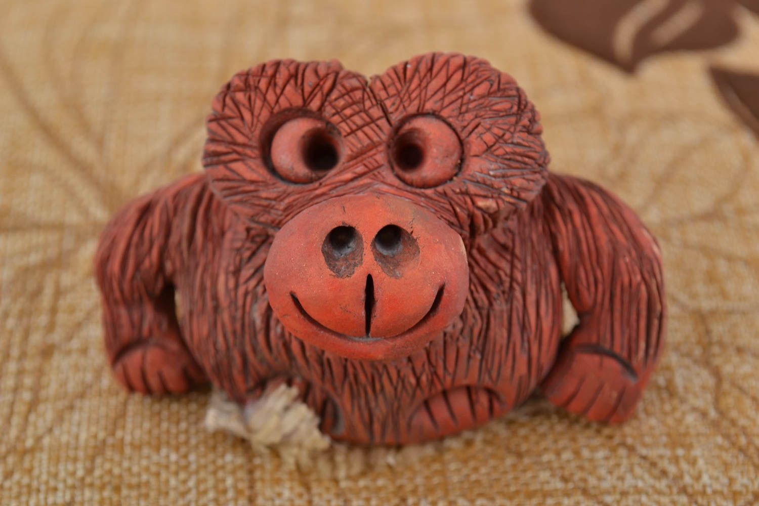 Декоративная глиняная фигурка гориллы коричневая забавная ручной работы фото 1