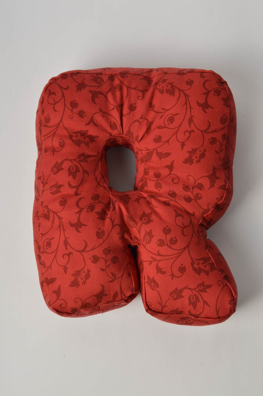 Coussin Lettre tissu fait main rouge à motif floral Déco maison originale photo 3