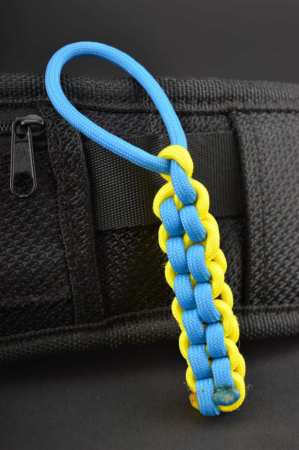 Porte-clés paracorde fait main Porte-clés design jaune-bleu Accessoire original photo 1