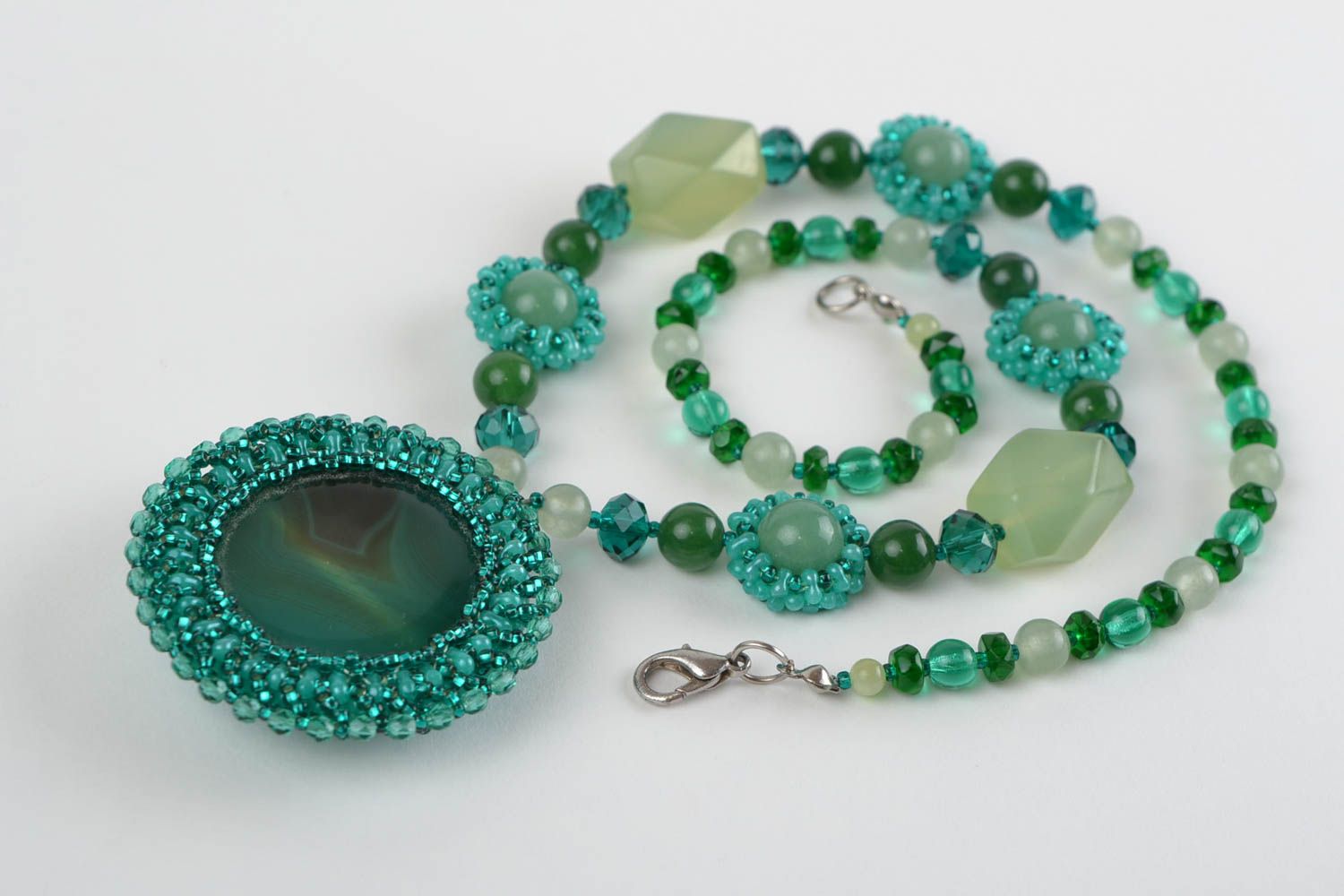 Collier en perles de rocaille et pierres avec pendentif rond fait main vert photo 4