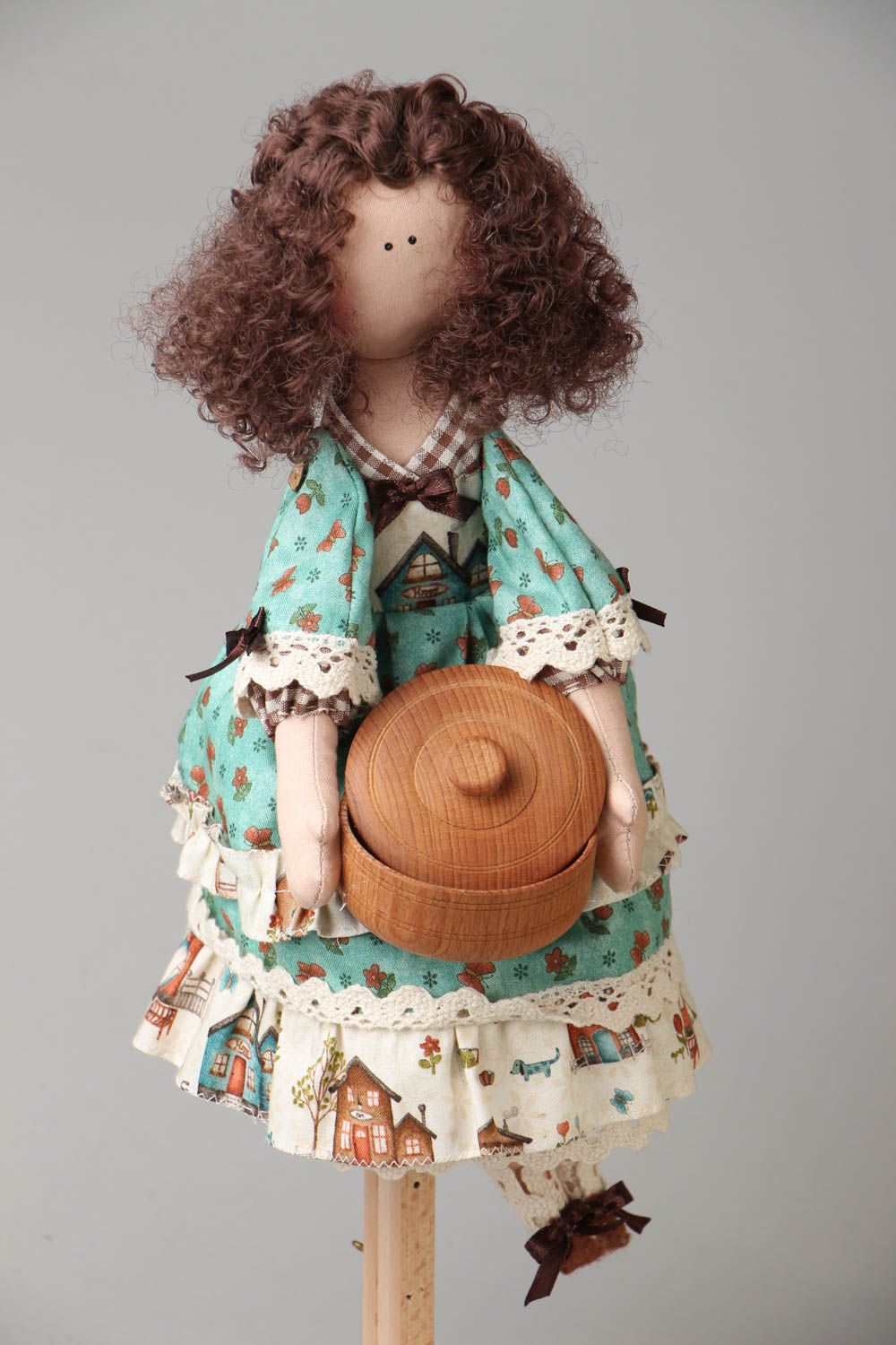 Авторская текстильная кукла со шкатулкой фото 1