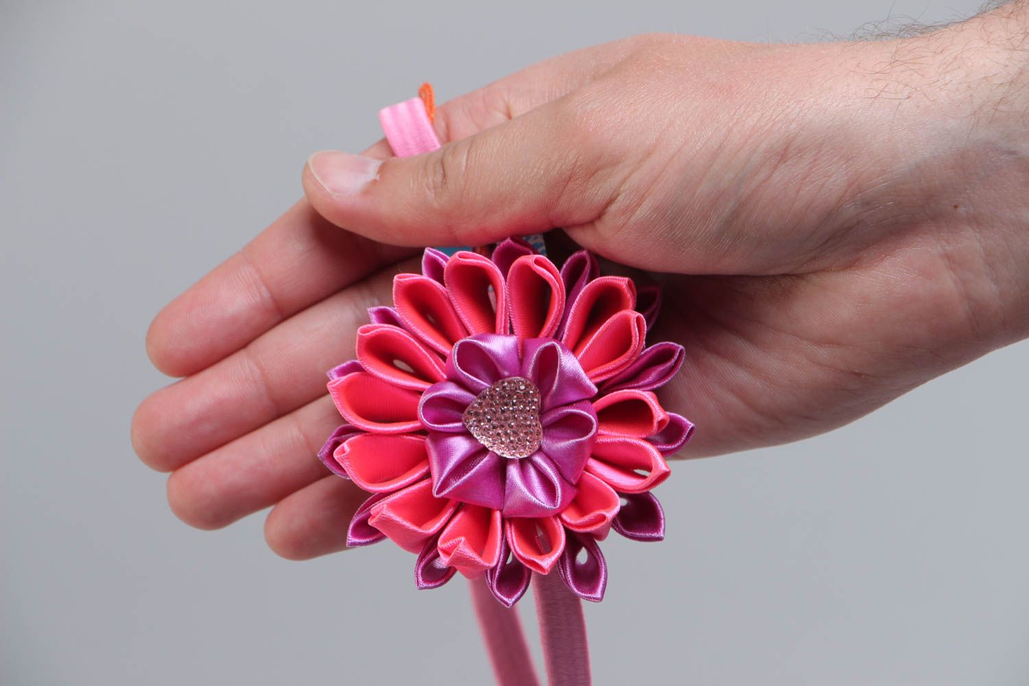 Künstlerisches grelles buntes Haarband mit Blume aus Atlas für kleines Mädchen foto 5