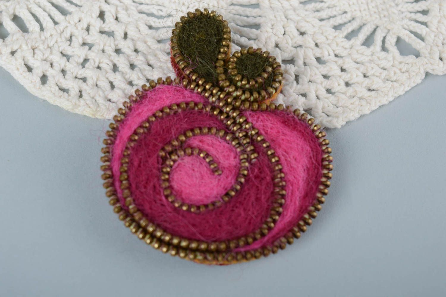 Broche pomme rose Bijou fait main en laine feutrée Cadeau pour femme stylée photo 1