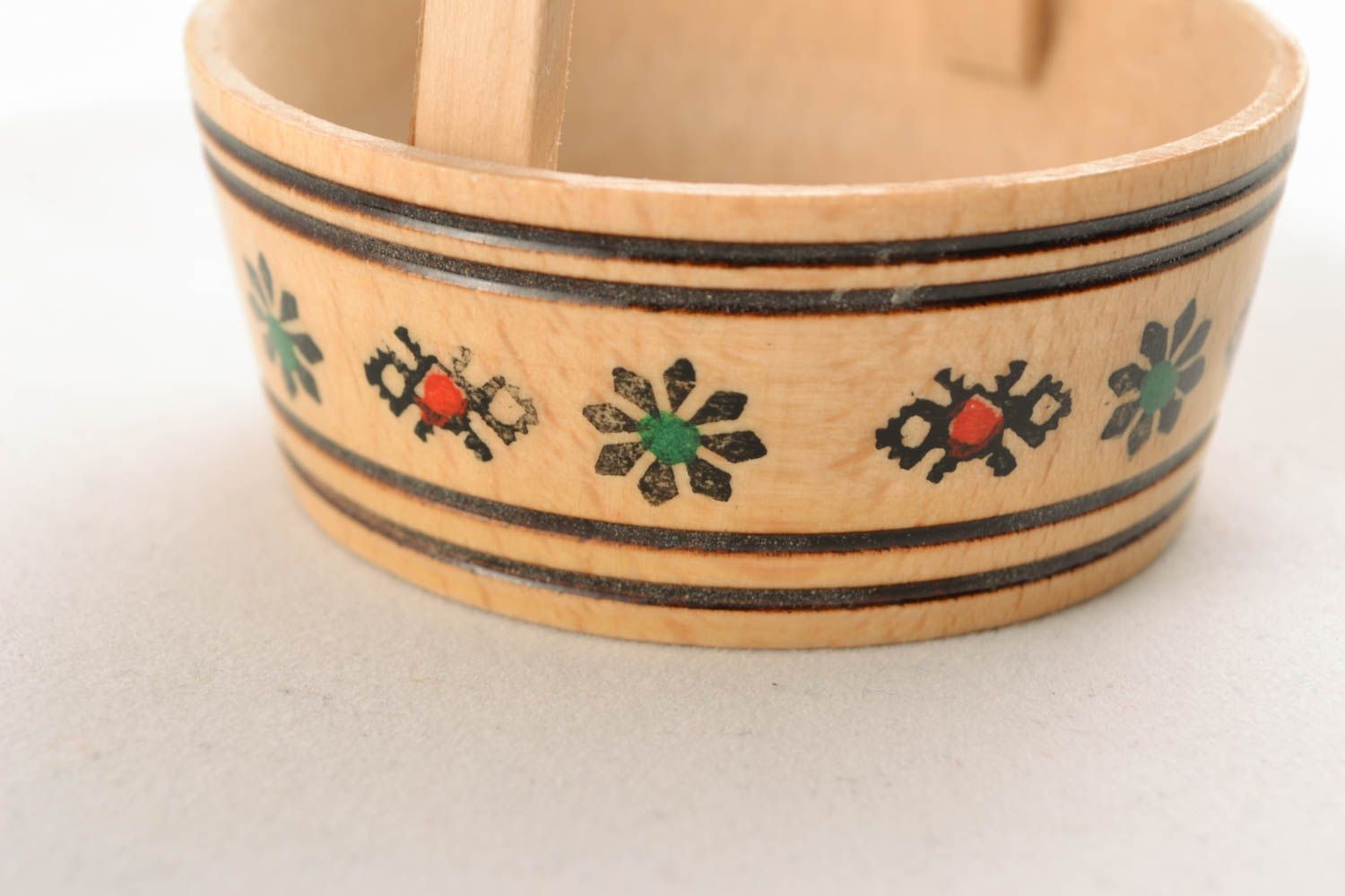 Dekorativer Korb aus Holz für Osterei foto 3