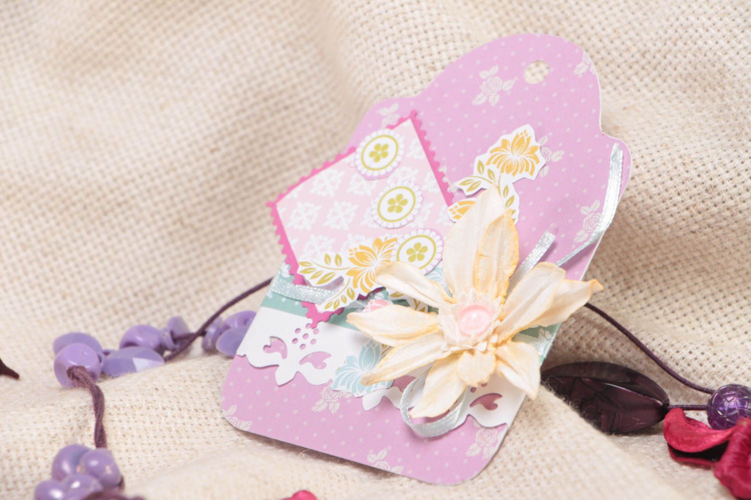 Tag de cadeau technique scrapbooking en carton et papier rose avec fleurs photo 1