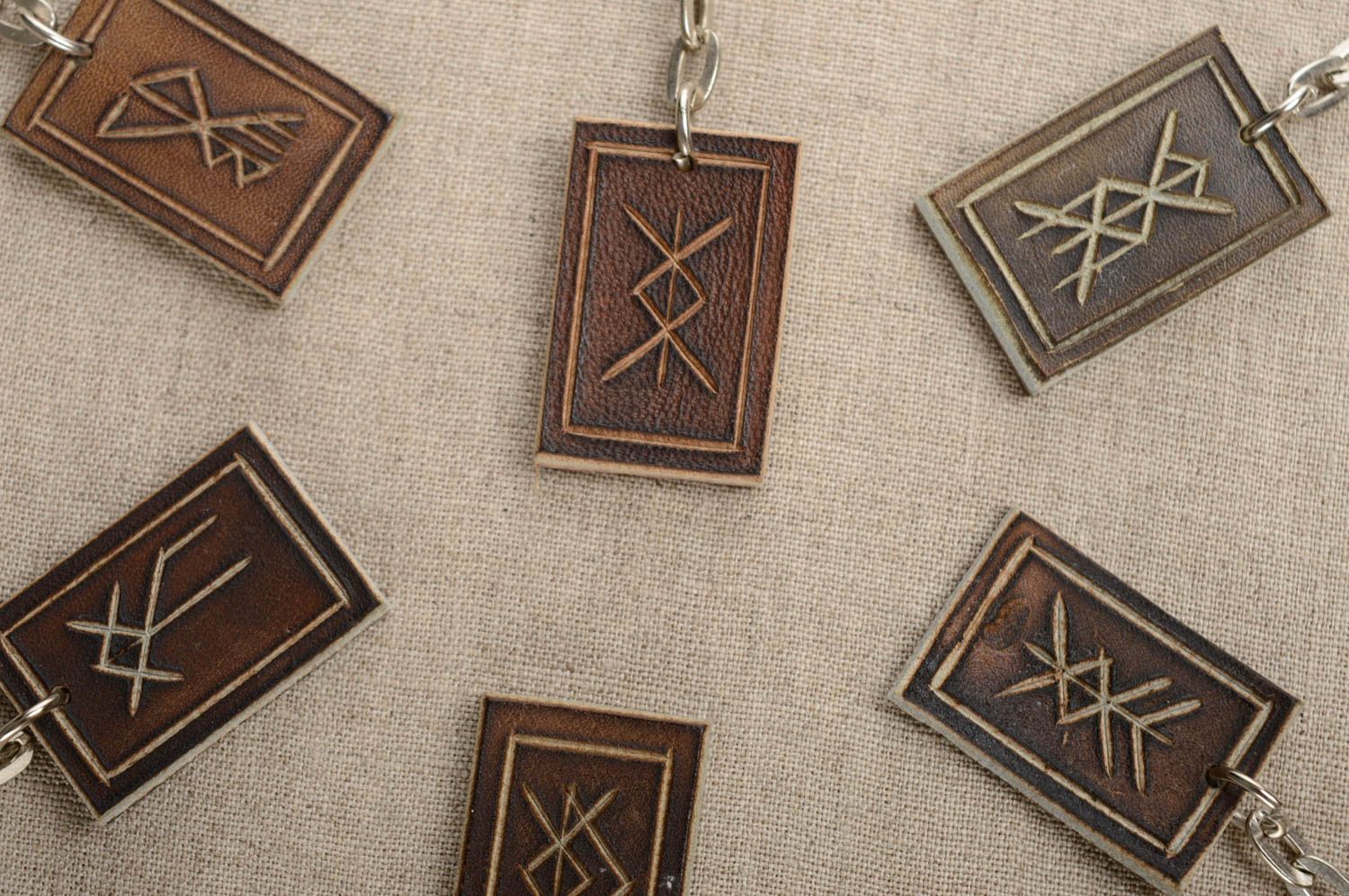Porte-clé marron de vrai cuir avec runes fait main accessoire pendentif photo 2