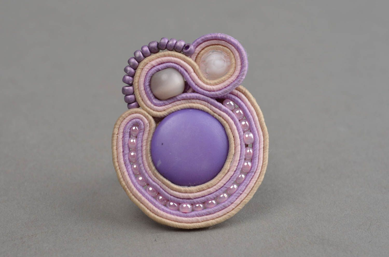 Schöner origineller lila Soutache Ring handmade mit Einheitsgröße für Damen foto 2