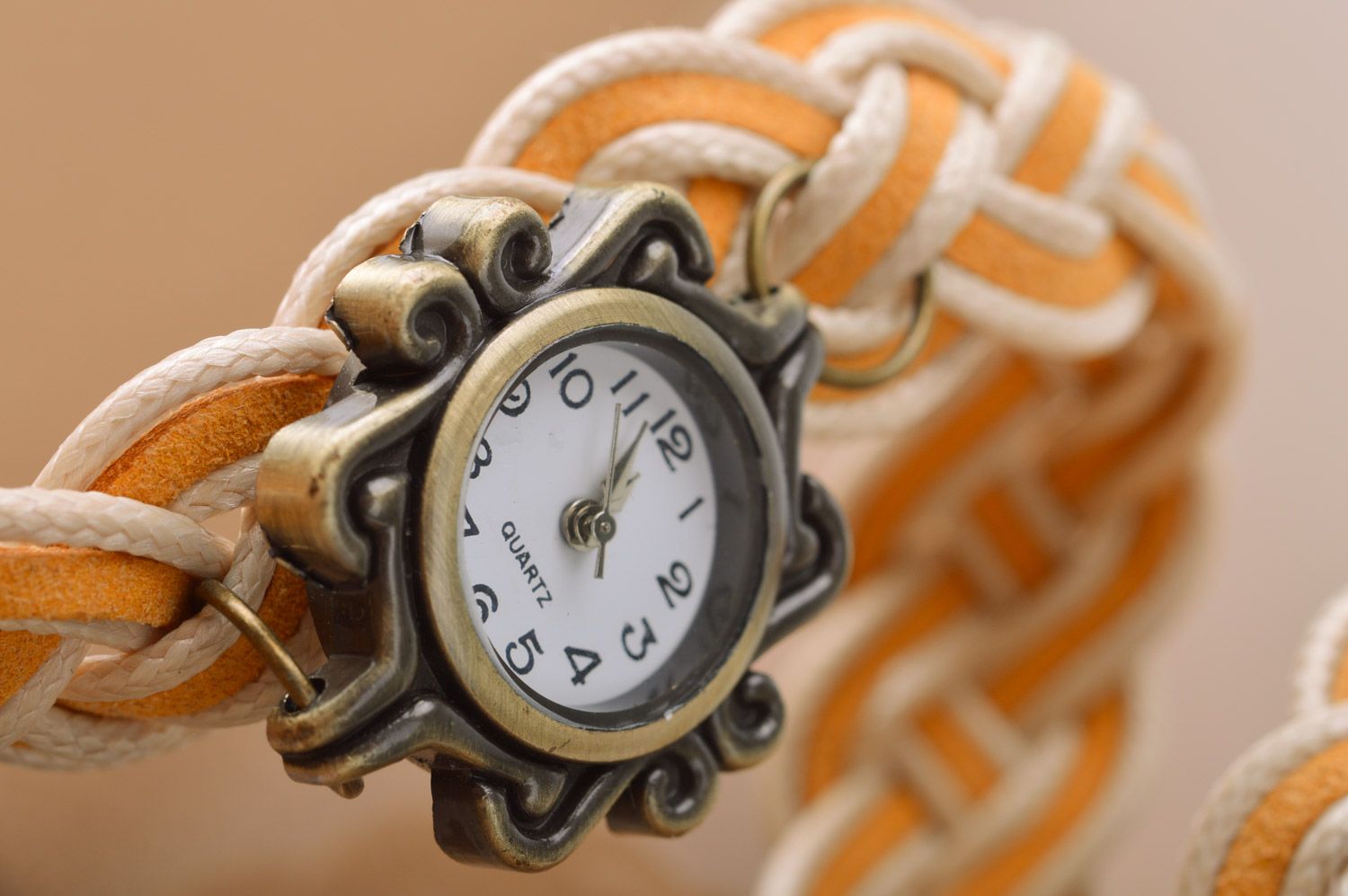 Красивые часы наручные плетеные в желтой цветовой гамме ручной работы в два ряда фото 4