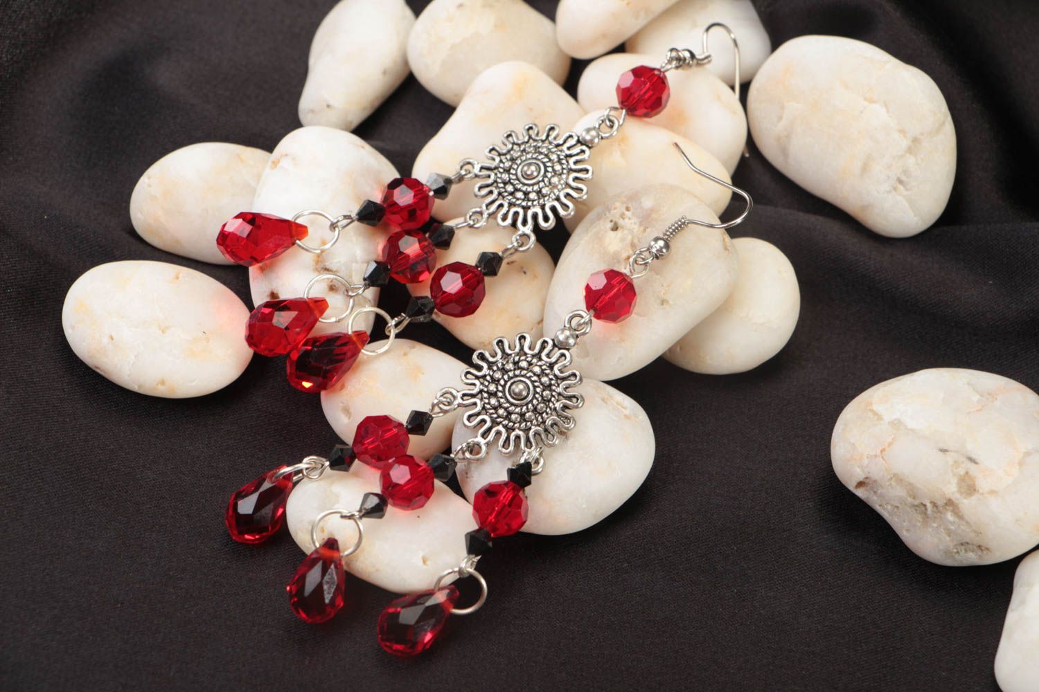 Boucles d'oreilles en perles de cristal rouges et acier faites main volumineuses photo 1