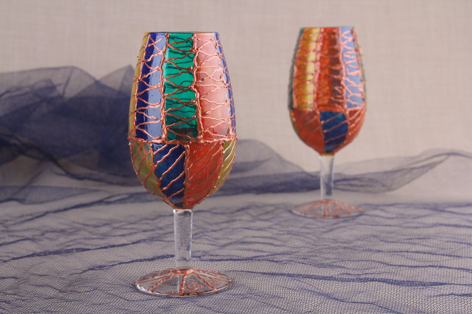 Dekoratives kleines Weinglas mit Vitrage-Malerei foto 1