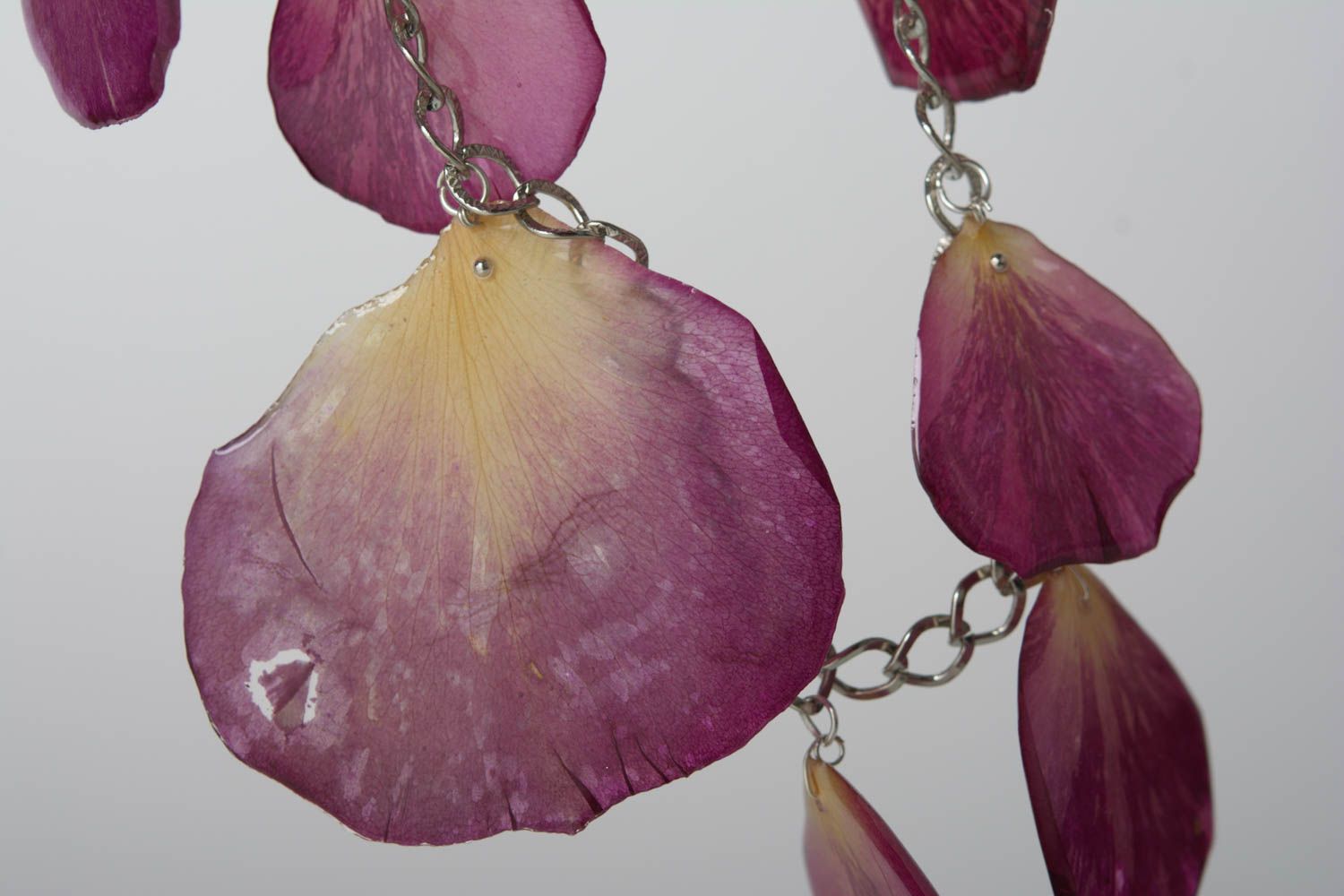 Collier en résine époxyde avec pétales de rose sur chaîne bijou fait main photo 4