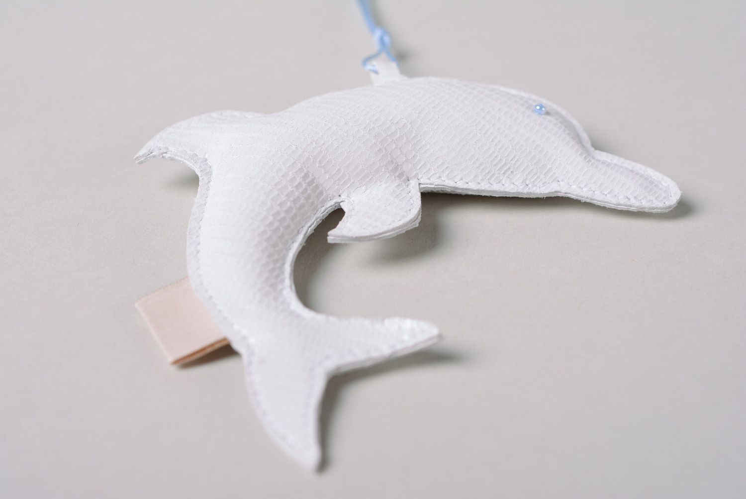 Leder Schlüsselanhänger Delfin in Weiß foto 4