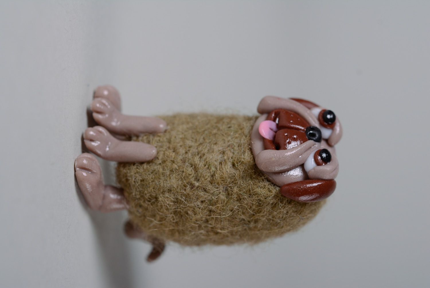 Petit jouet en laine feutrée et pâte polymère fait main décoratif chien photo 2