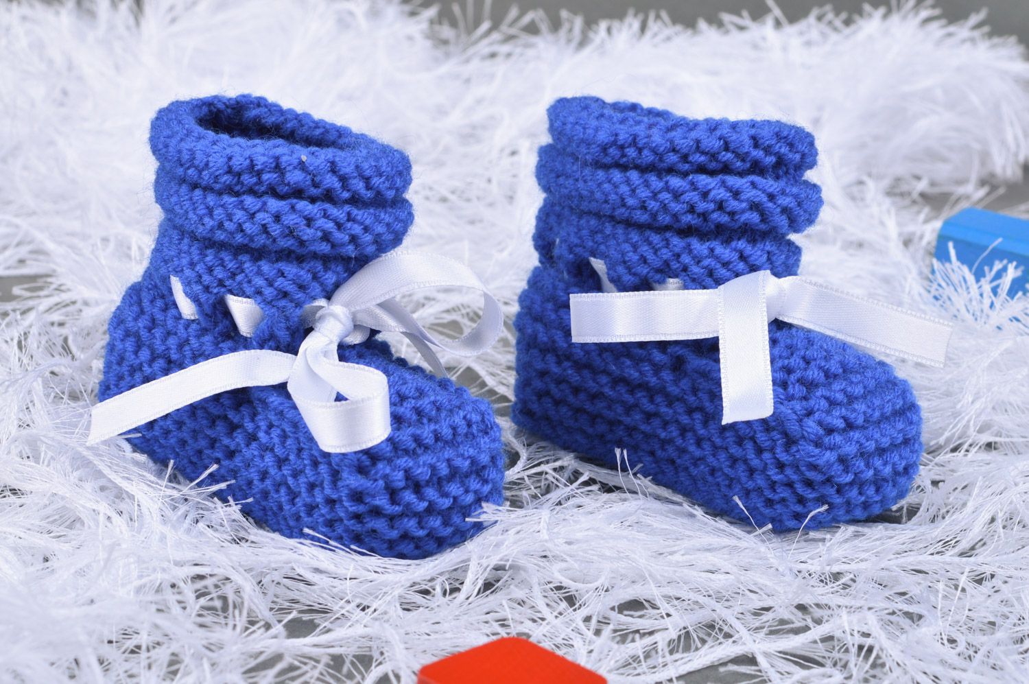 Handmade baby booties knitted of bright blue semi-woolen threads with satin bow photo 1