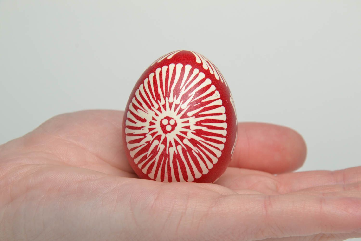 Oeuf de Pâques peint fait main avec motif petit rouge blanc traditionnel photo 5