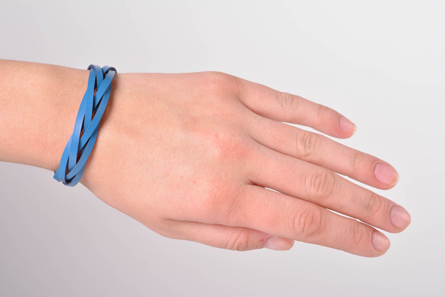 Кожаный браслет ручной работы браслет на руку украшение из кожи голубой фото 1