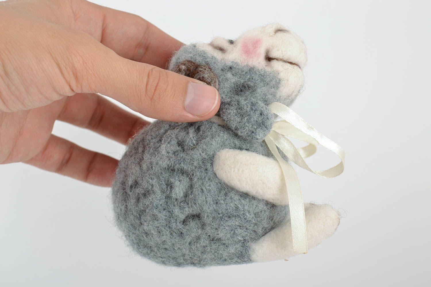 Joli jouet mou fait main gris en laine Mouton technique de feutrage décoration photo 5