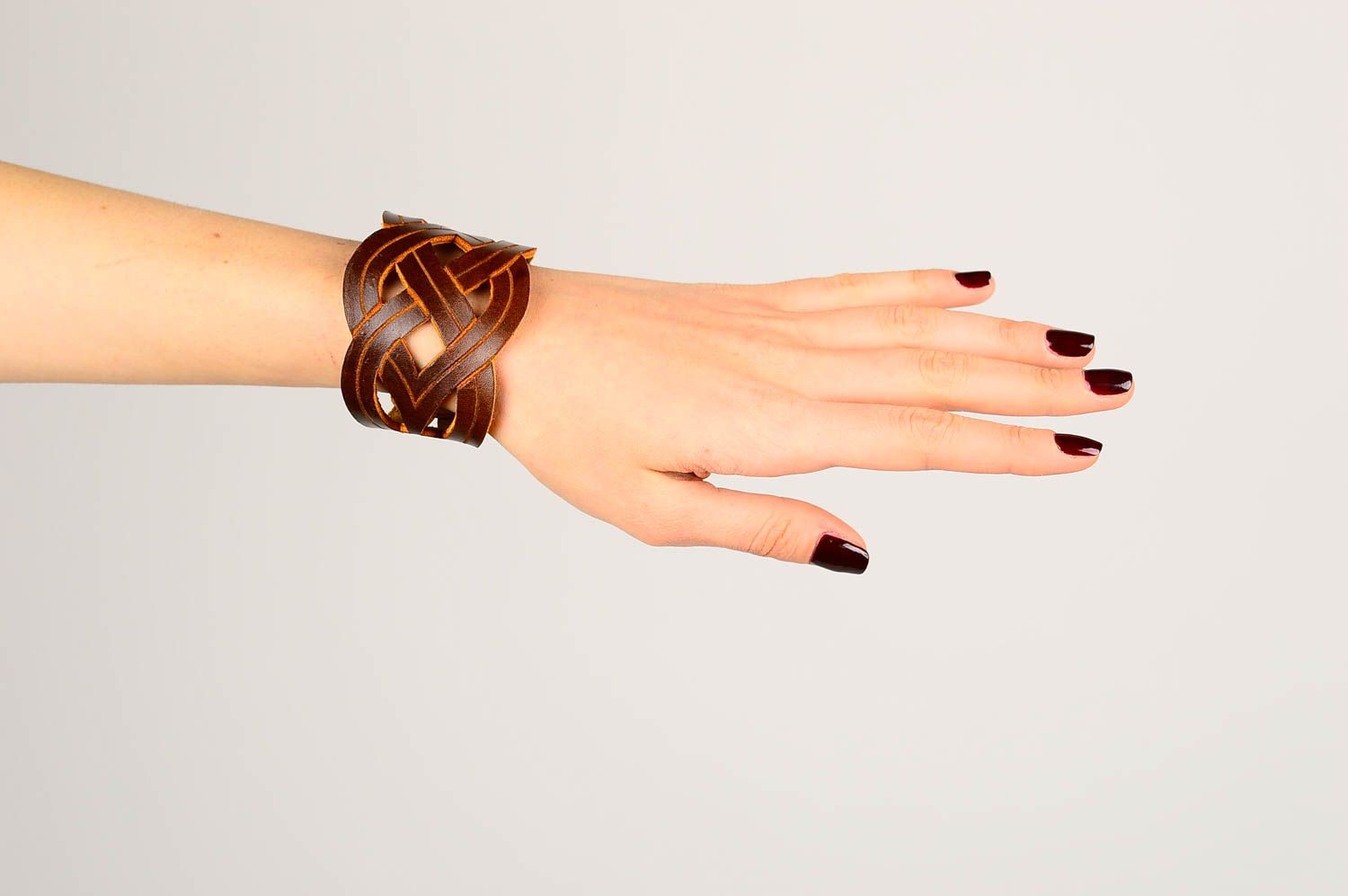 Bracelet large Bijou fait main en cuir marron design original Cadeau femme photo 1