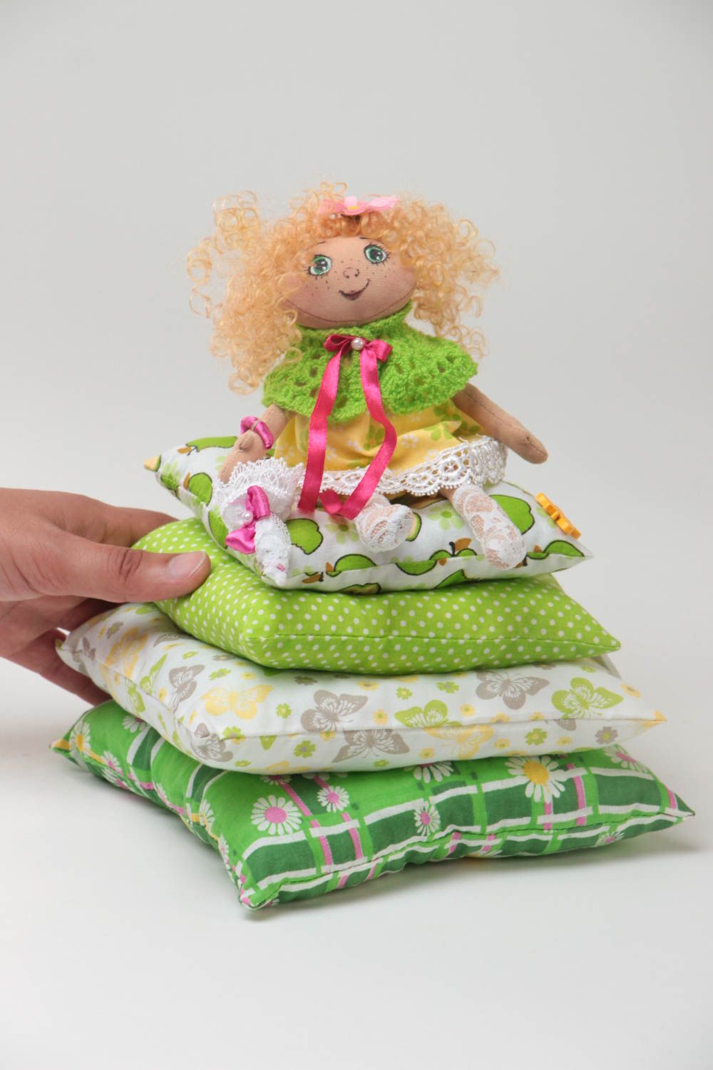 Poupée faite main cadeau pour enfant en tissu Princesse au petit pois décor photo 5