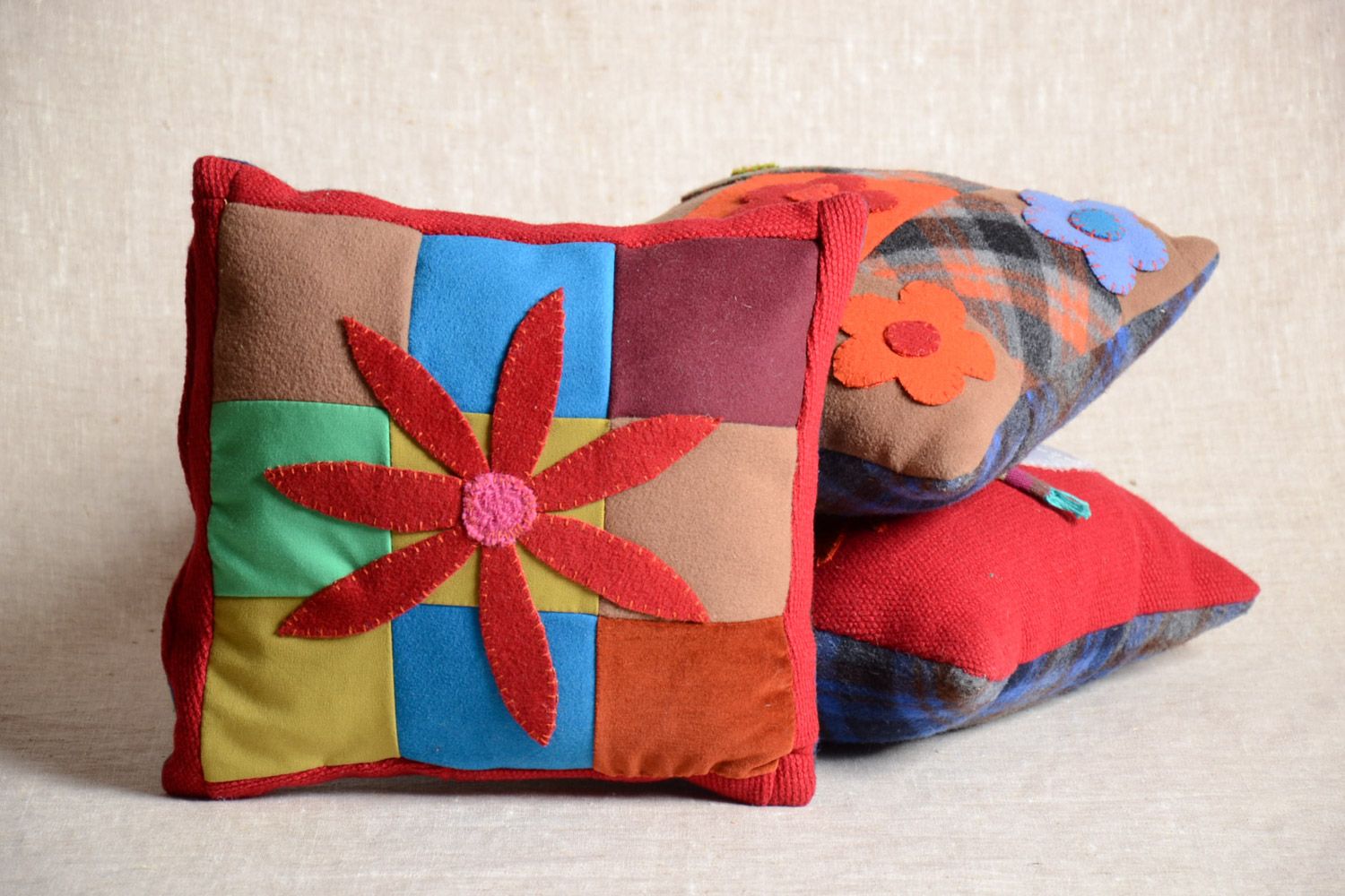 Petit coussin pour canapé multicolore avec appliqué en tissu fait main photo 1