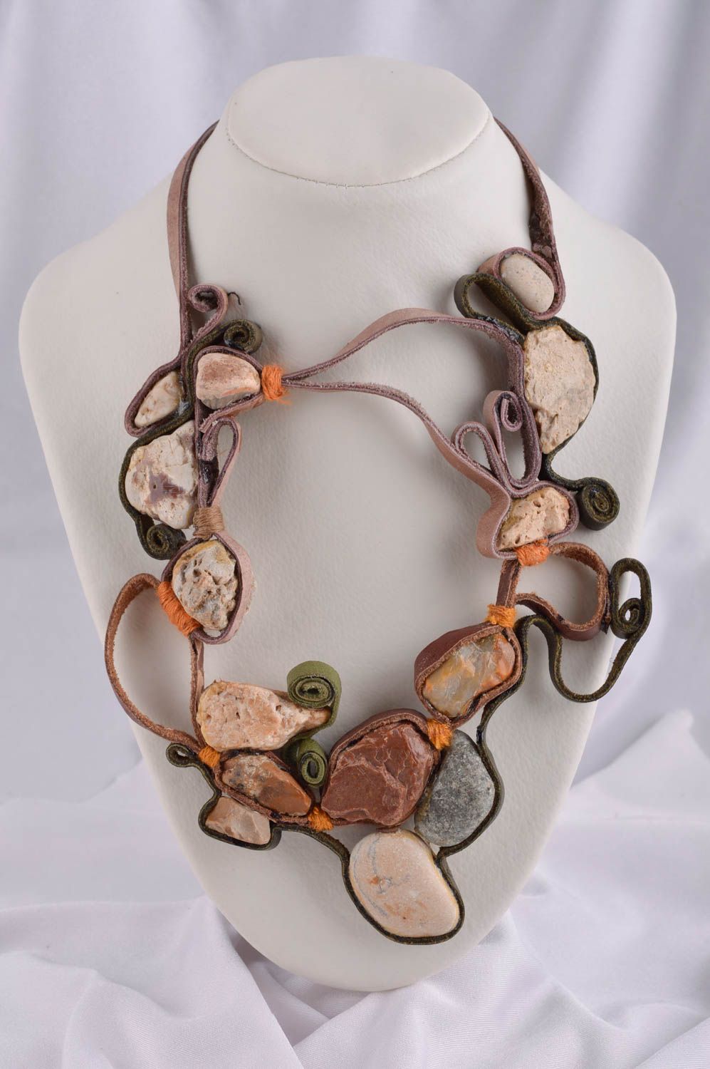 Кожаное колье подарок ручной работы массивное ожерелье с морскими камнями фото 1