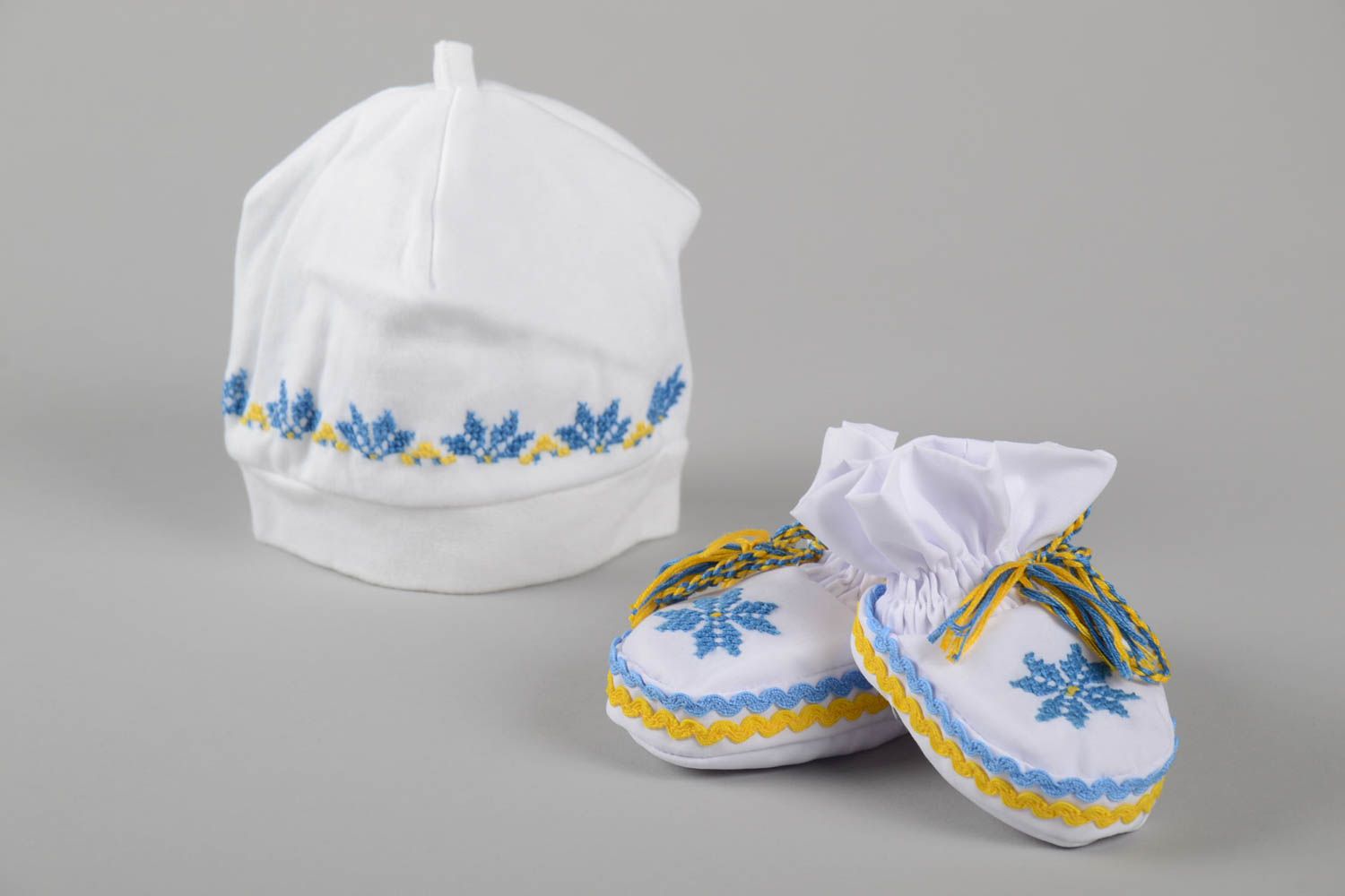 Детские пинетки ручной работы детская шапочка с вышивкой одежда для малыша фото 1
