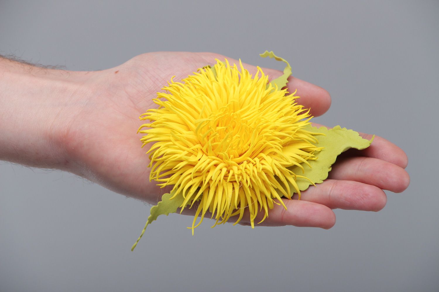 Брошь-заколка из пластичной замши ручной работы в виде пышного желтого цветка фото 5