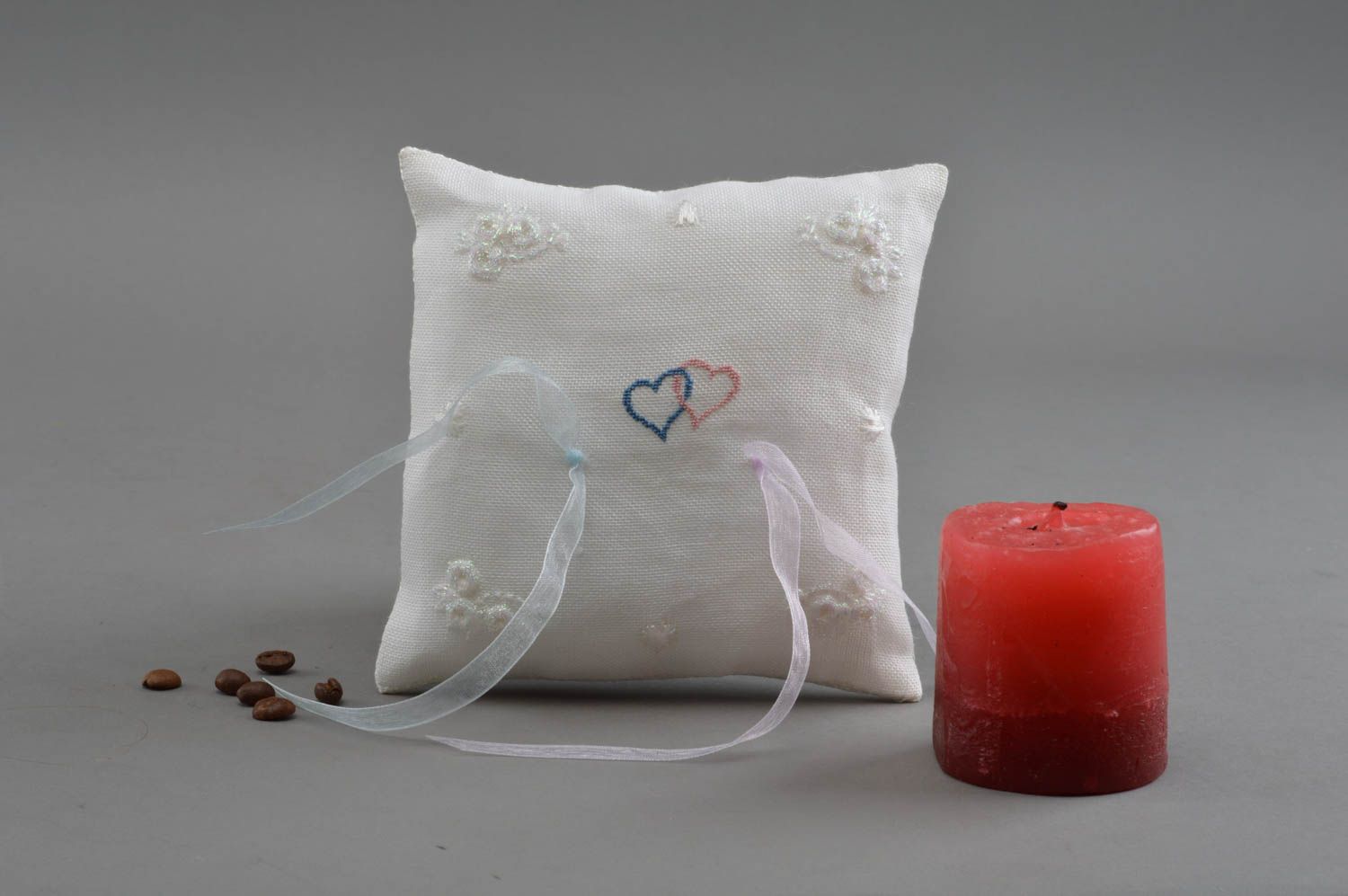 Авторская свадебная подушечка для колец ручной работы из льна с ленточками фото 1