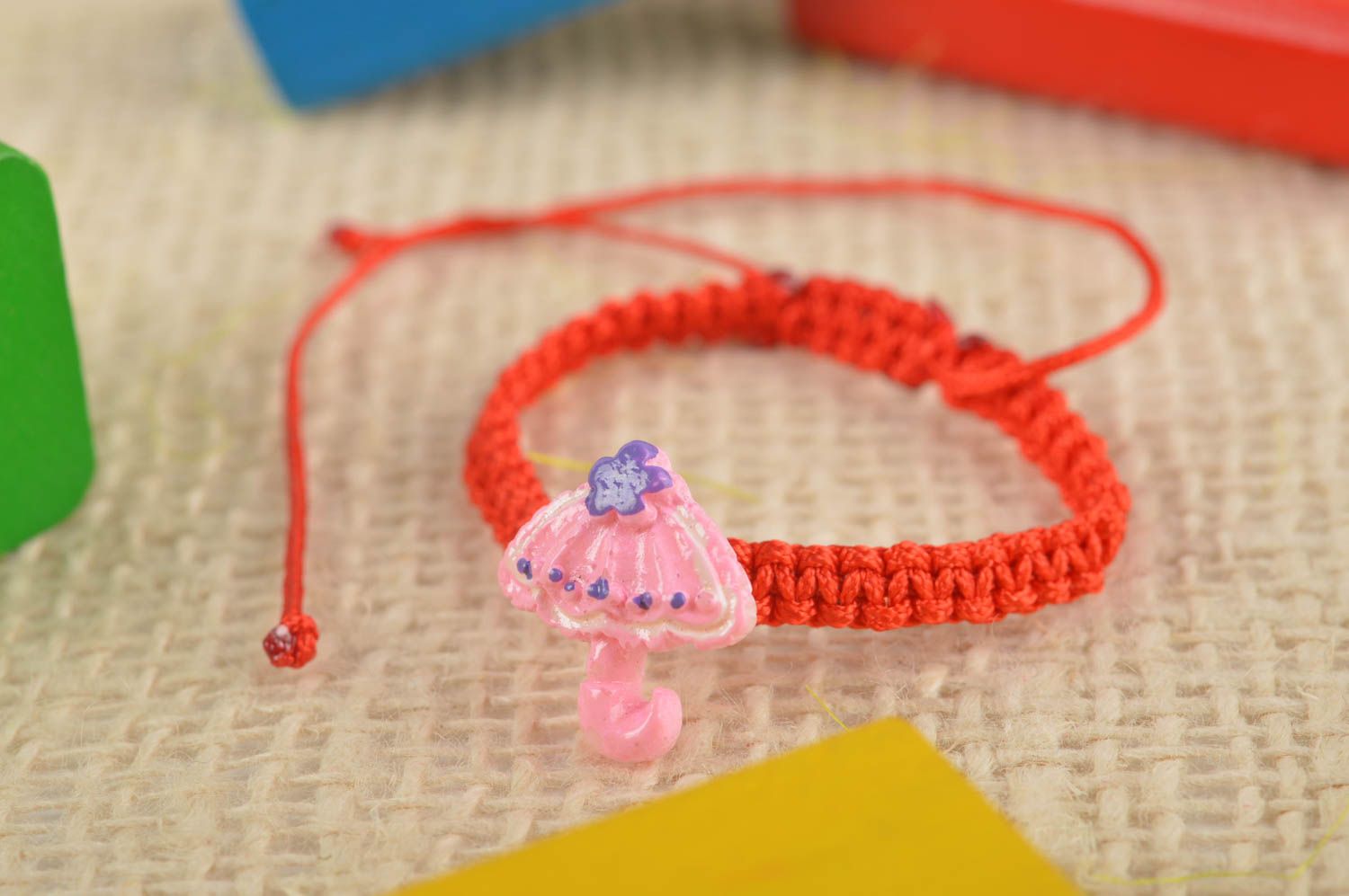 Bracelet textile Bijou fait main rouge fin tressé avec parapluie Cadeau enfant photo 1