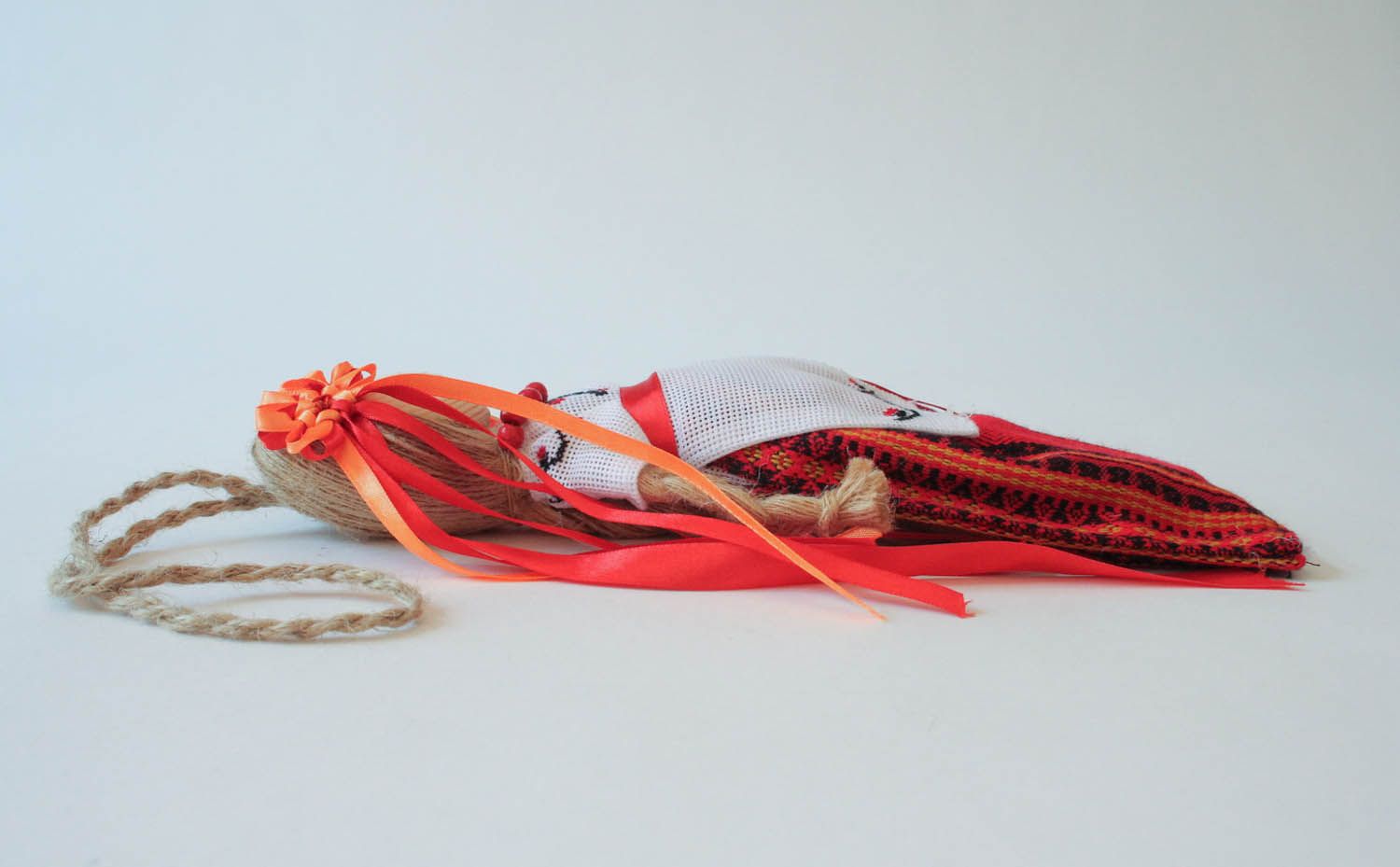 Boneca étnica protectora feita à mão de tecidos naturais de vermelho foto 3