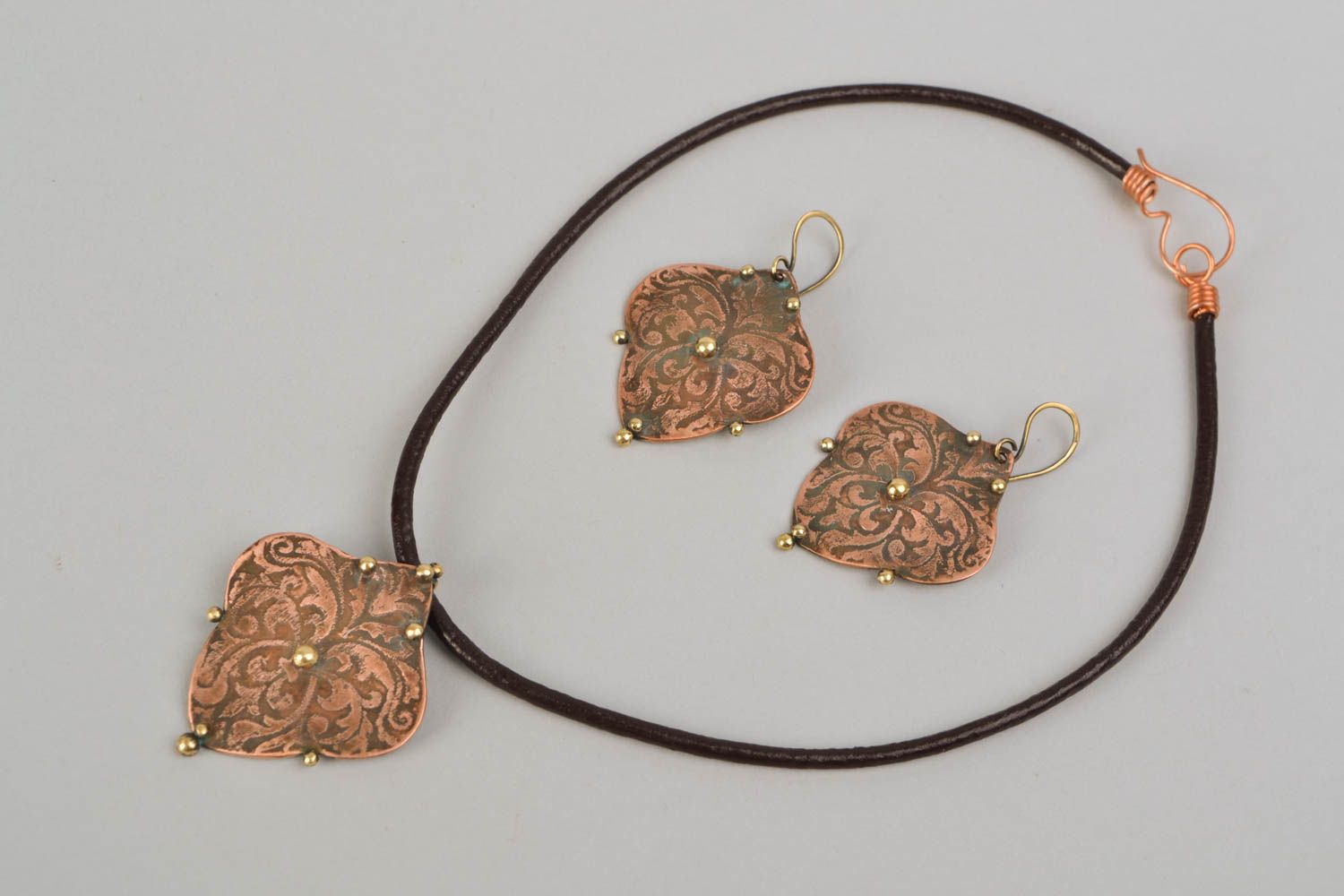 Boucles d'oreilles et pendentif artisanaux métalliques faits main Baroque photo 5
