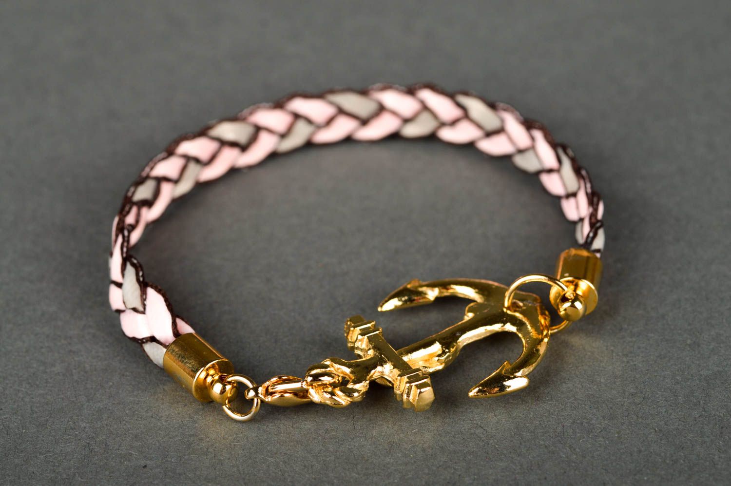 Дизайнерское украшение браслет ручной работы розовый женский браслет из лент фото 2