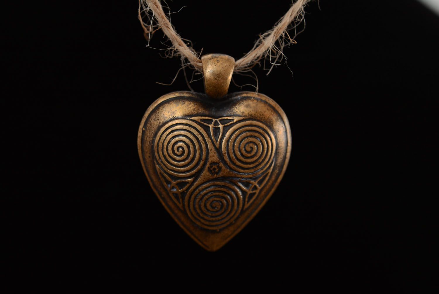 Heart-shaped bronze pendant photo 3