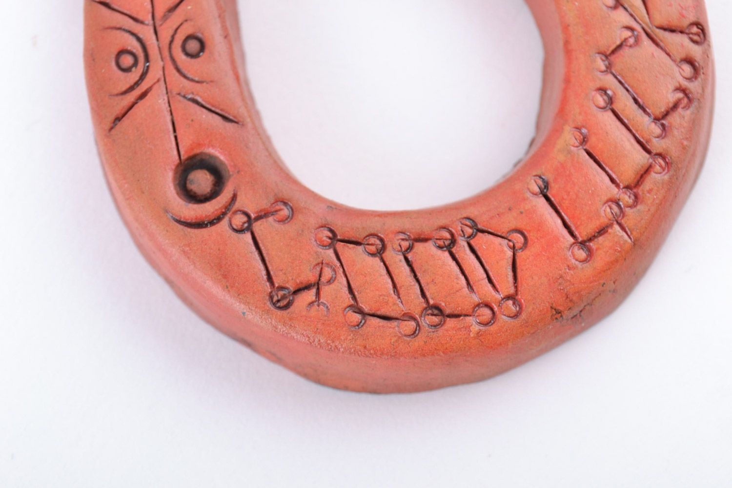 Ferro di cavallo fatto a mano decorazioni in ceramica prodotto in argilla
 foto 3
