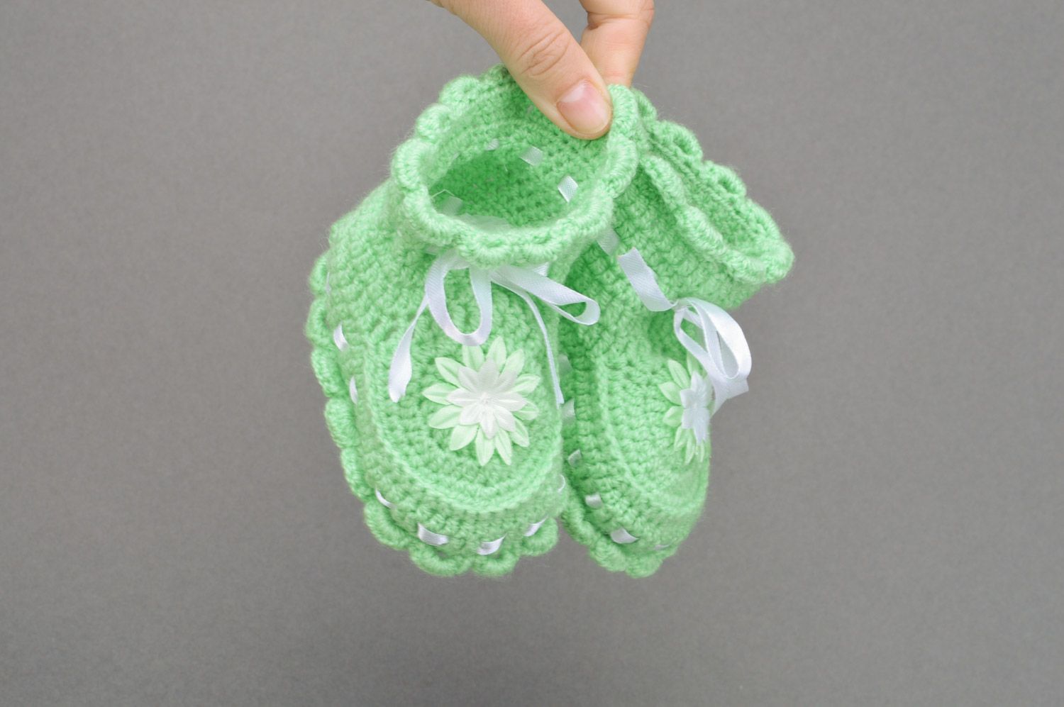 Handgemachte gehäkelte Babyschuhe mit Schleifen aus Band in Licht Grün für Kinder foto 3