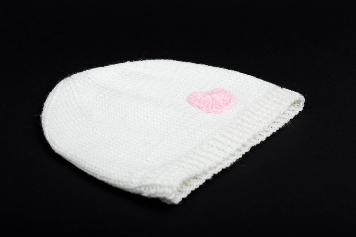 Вязаная шапка ручной работы шапка для девочки зимняя шапка белая с сердечком фото 3