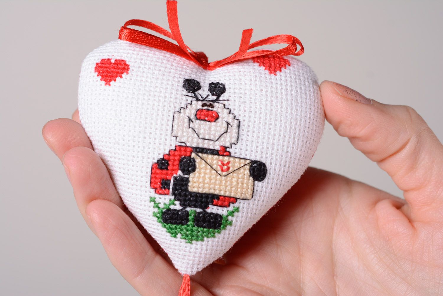 Suspension décorative cœur blanc avec broderie faite main avec ruban rouge photo 3