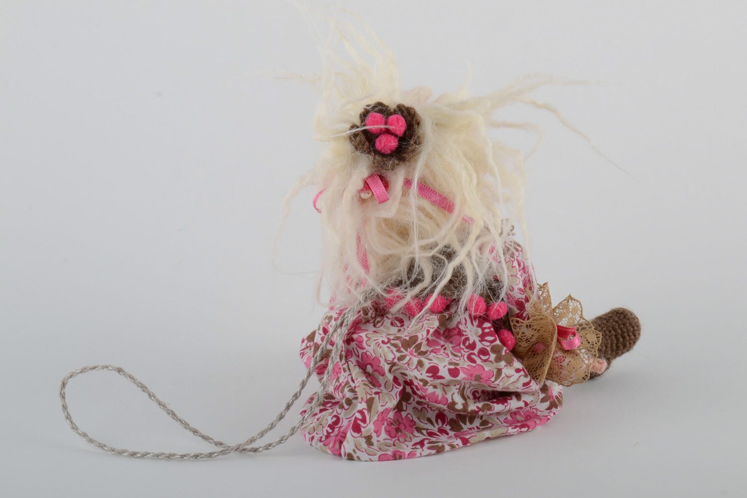 Muñeca de peluche hecho a mano de telas naturales decorativo original de casa foto 3