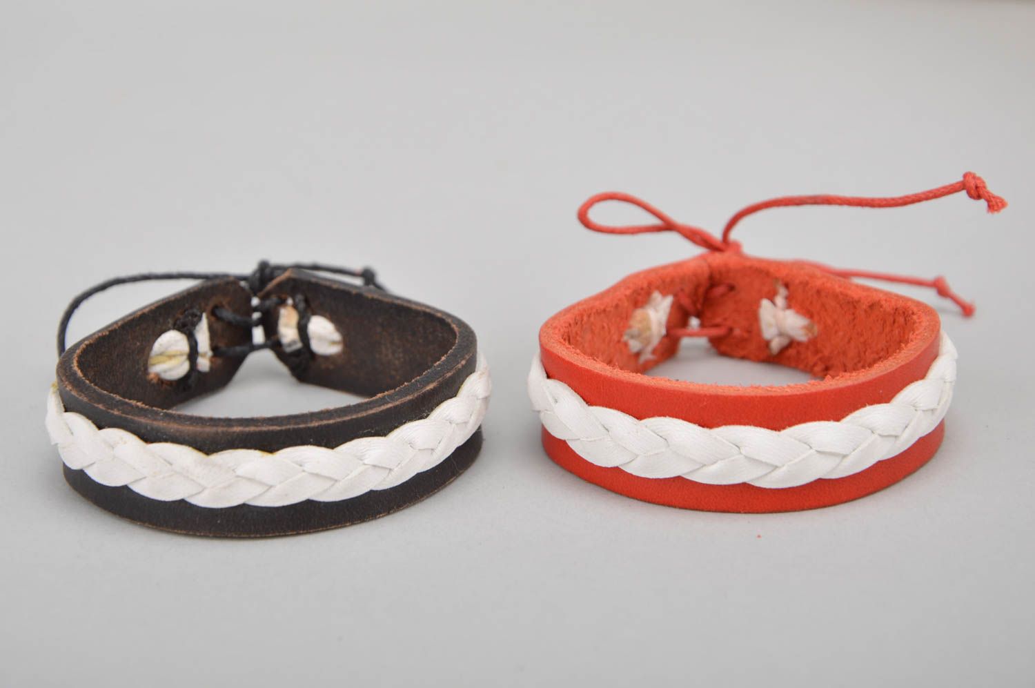 Набор браслетов из натуральной кожи 2 шт красный и коричневый с белым хэнд мэйд фото 2