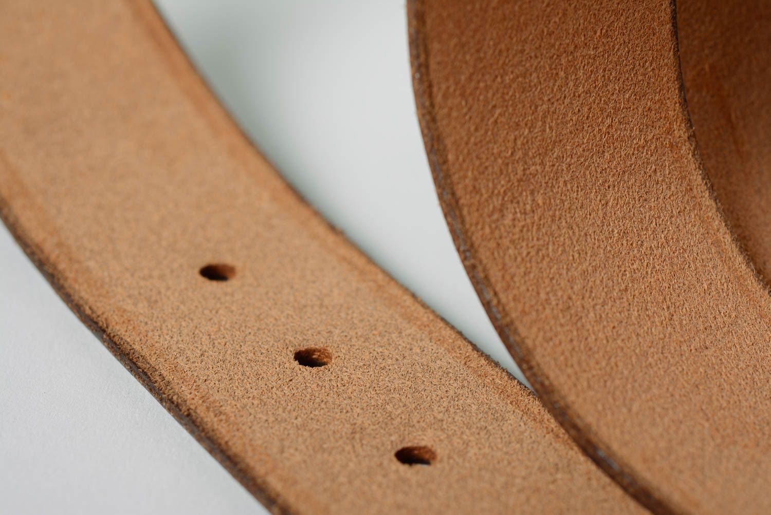 Stilvoller handgemachter Gürtel aus Leder mit Schnalle für Herren in Dunkelbraun foto 4
