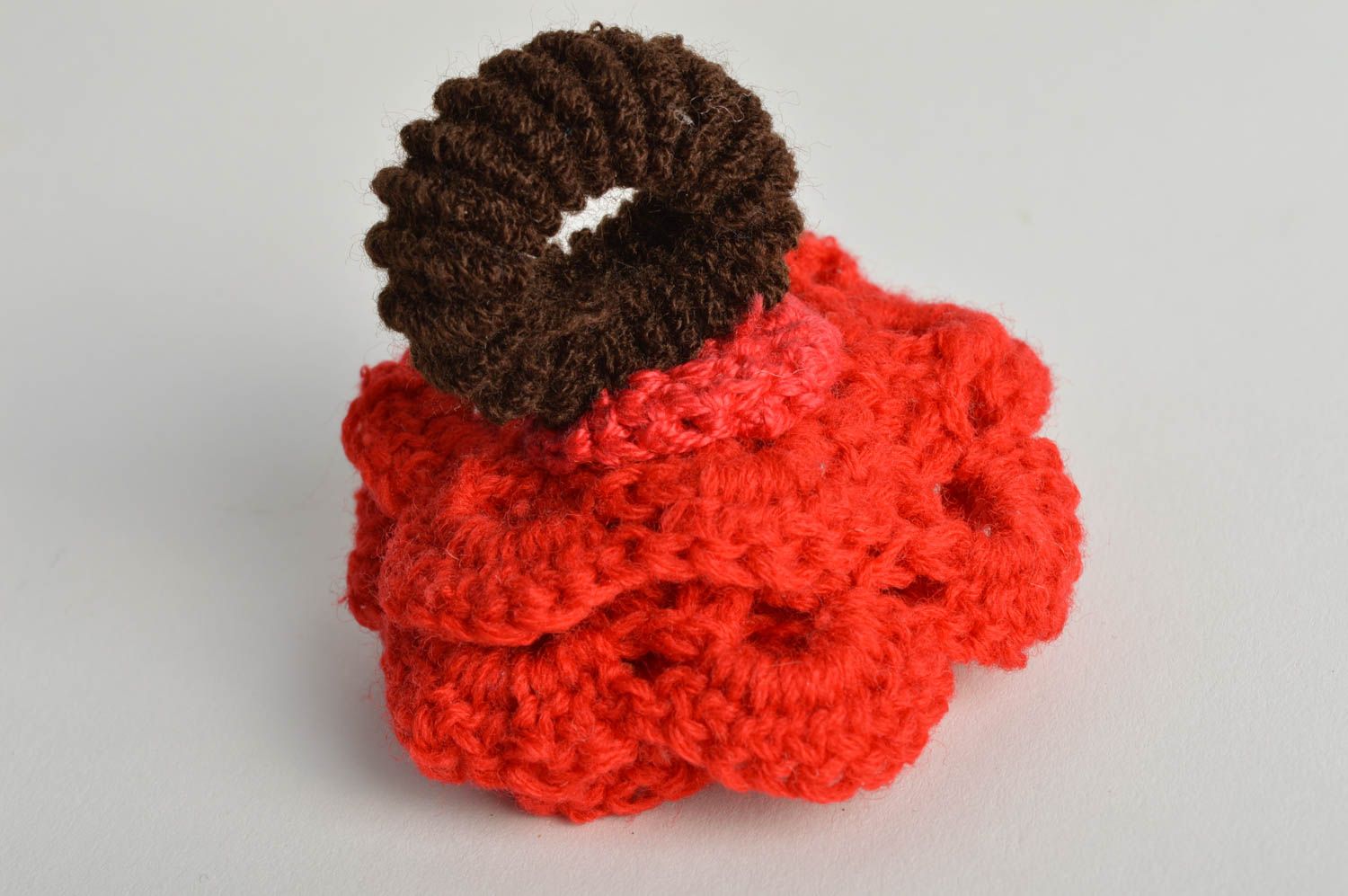 Grand élastique à cheveux fleur rouge tricoté au crochet fait main pour enfant  photo 4