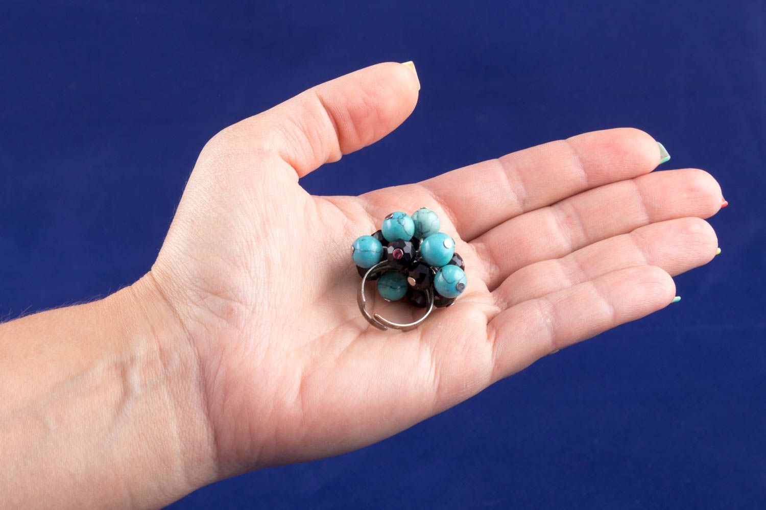 Grande bague en turquoise et perles de cristal noires réglable faite main photo 4