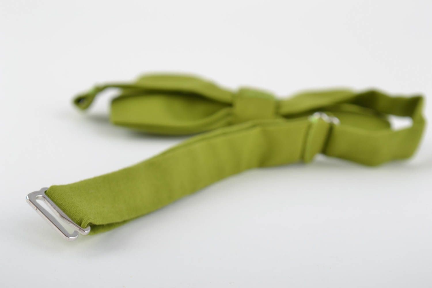 Pajarita de tela verde clara elegante hecha a mano accesorio unisex original foto 3