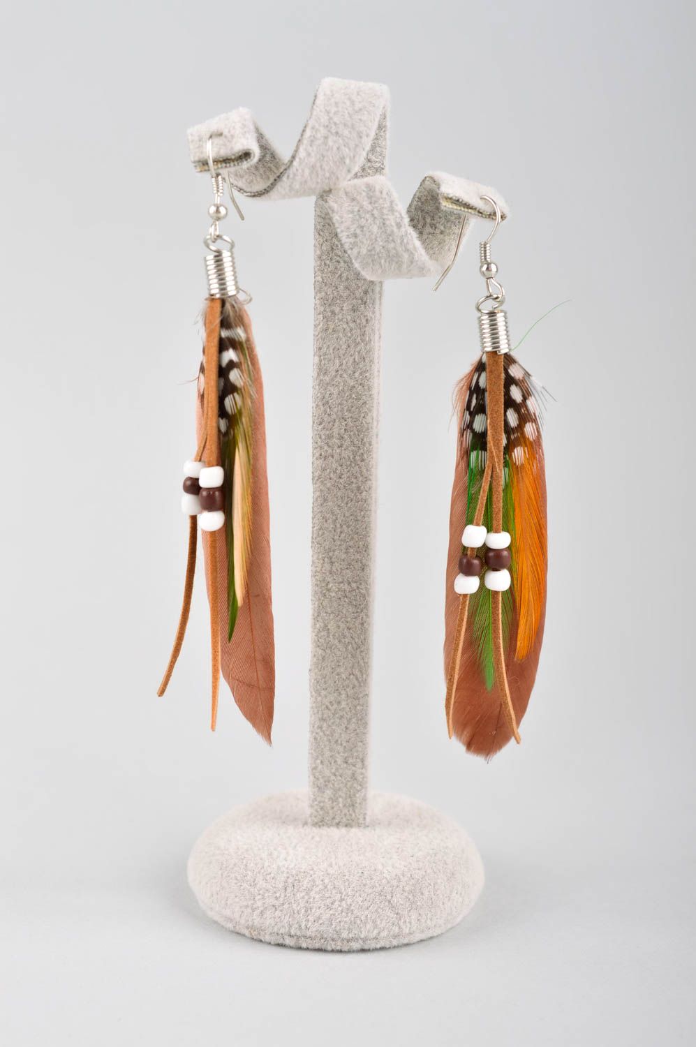 Серьги из перьев хэнд мэйд дизайнерское украшение коричневые серьги с подвесками фото 2