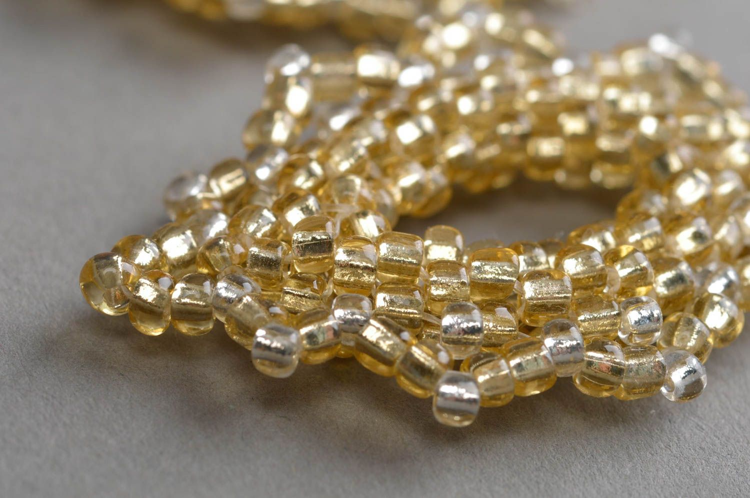 Boucles d'oreilles en perles de rocaille pendantes de couleur d'or faites main photo 5